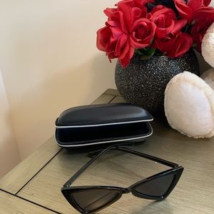 Stylish Sunglasses w/ Sunglass case